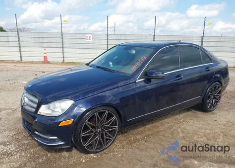 2013 Mercedes-Benz C 250 Luxury z USA, uszkodzony, nr VIN WDDGF4HB8DR271289